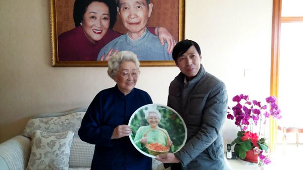 于江為徐邦達(dá)夫人滕芳女士創(chuàng)作光影平面油畫肖像 于江為徐邦達(dá)夫人滕芳女士創(chuàng)作光影平面油畫肖像