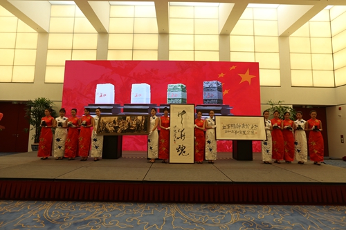 申萬勝將軍題寫中華魂、百歲老紅軍王定國題詞“紅軍精神、永放光芒”